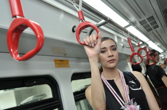 Pesona Model Cantik saat Fashion Show di LRT