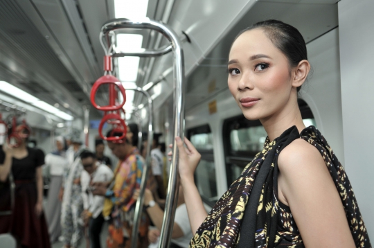 Pesona Model Cantik saat Fashion Show di LRT