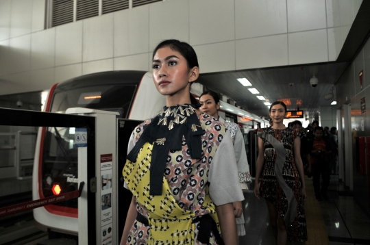 Pesona Model Cantik saat Fashion Show di LRT