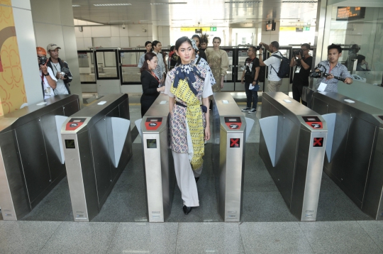 Pesona Model Cantik saat Fashion Show di LRT