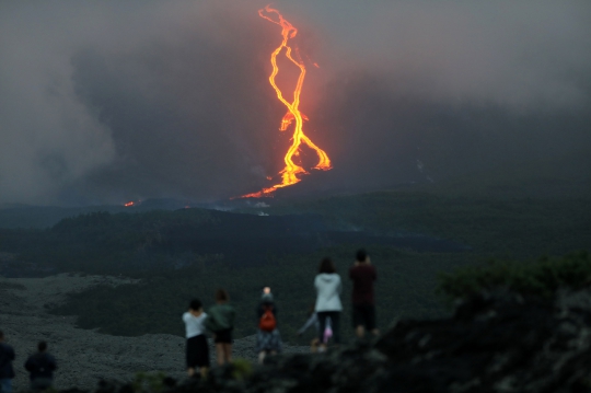 Aliran Lava Gunung Piton de la Fournaise Jadi Tontonan