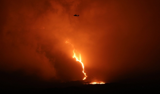 Aliran Lava Gunung Piton de la Fournaise Jadi Tontonan