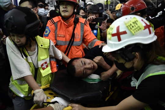 Pria Diduga Mata-Mata China Ditangkap & Dipukuli Demonstran Hong Kong