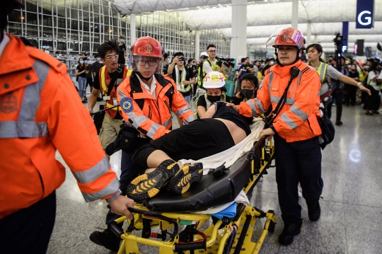 Pria Diduga Mata-Mata China Ditangkap & Dipukuli Demonstran Hong Kong