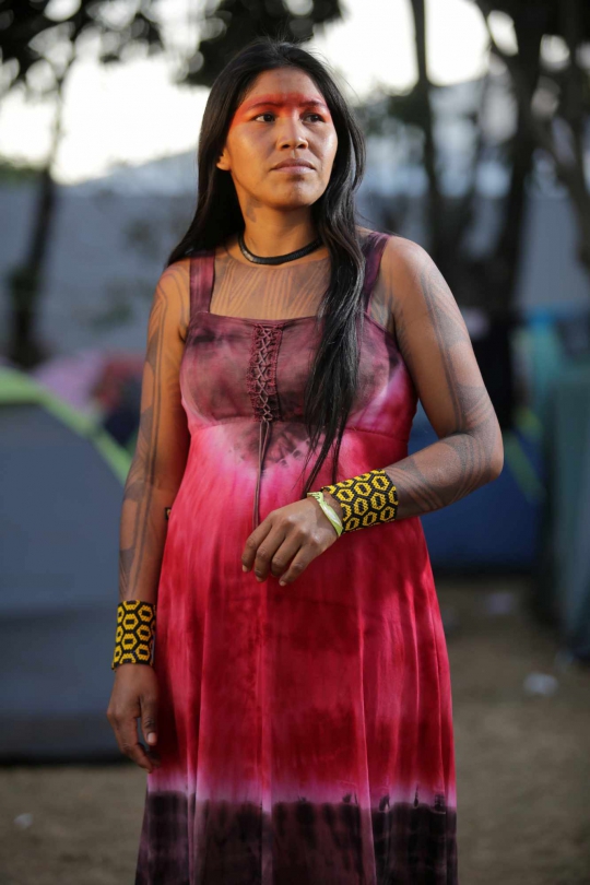 Gaya Wanita-wanita Cantik dari 6 Suku Adat Brasil