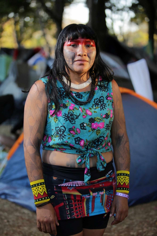 Gaya Wanita-wanita Cantik dari 6 Suku Adat Brasil