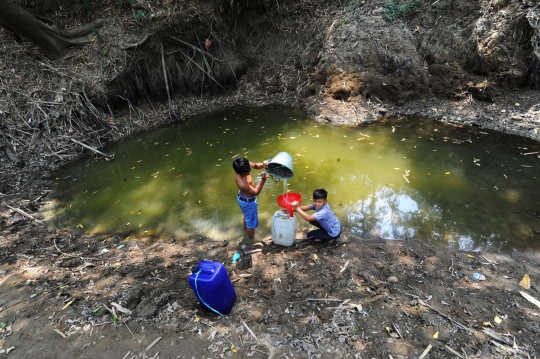 Bantuan Air Bersih Kurang, Warga Manfaatkan Sisa Air Kali Untuk Minum