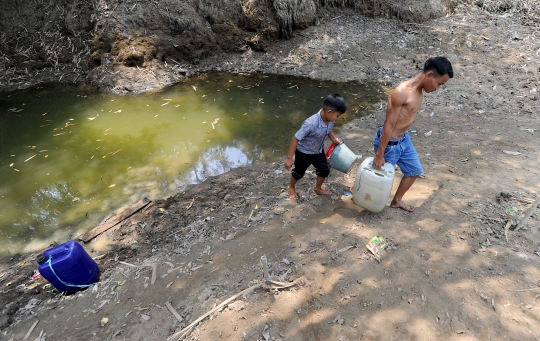 Bantuan Air Bersih Kurang, Warga Manfaatkan Sisa Air Kali Untuk Minum