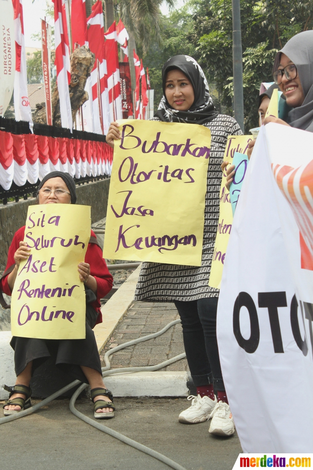 Foto Korban Pinjaman Online Geruduk Ojk Merdeka Com<script async src=
