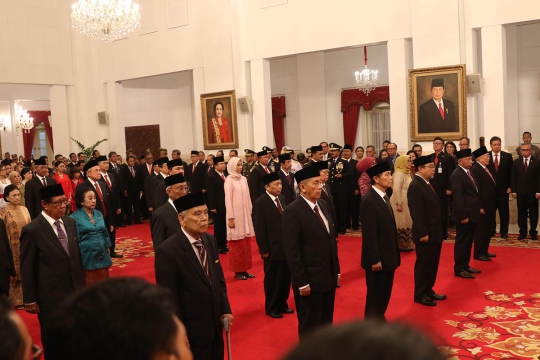 Presiden Jokowi Berikan Tanda Kehormatan Kepada 29 Tokoh Indonesia
