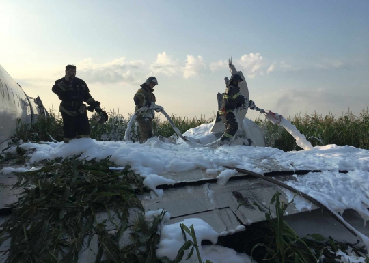 Tabrak Burung, Pesawat Rusia Mendarat Selamat di Ladang Jagung