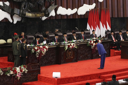 Saat Jokowi Menunduk Beri Hormat Pada Seluruh Anggota Dewan