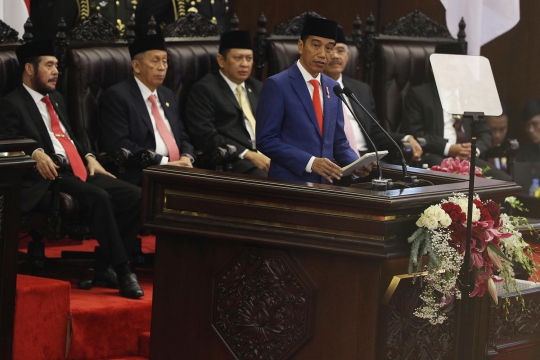 Saat Jokowi Menunduk Beri Hormat Pada Seluruh Anggota Dewan
