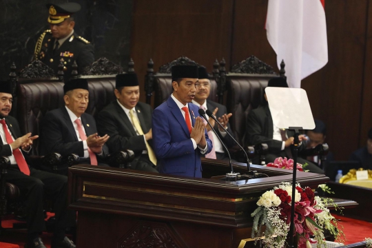 Saat Jokowi Menunduk Beri Hormat Pada Seluruh Anggota Dewan