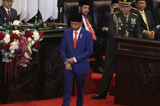 Saat Jokowi Menunduk Beri Hormat Pada Seluruh Anggota Dewan