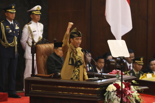 Gaya Jokowi Kenakan Pakaian Adat Suku Sasak Saat Pidato Kenegaraan