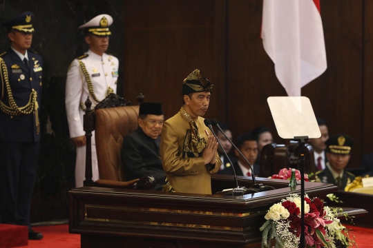 Gaya Jokowi Kenakan Pakaian Adat Suku Sasak Saat Pidato Kenegaraan