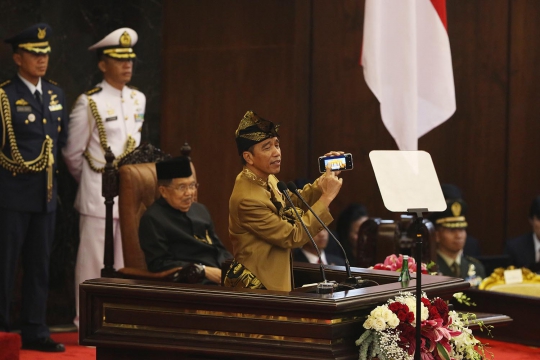Gaya Jokowi Kenakan Pakaian Adat Suku Sasak Saat Pidato Kenegaraan