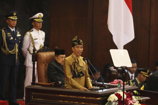 Gaya Jokowi Kenakan Pakaian Adat Suku Sasak Saat Pidato Kenegaraan