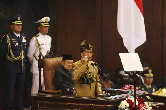 Gaya Jokowi Kenakan Pakaian Adat Suku Sasak Saat Pidato Kenegaraan