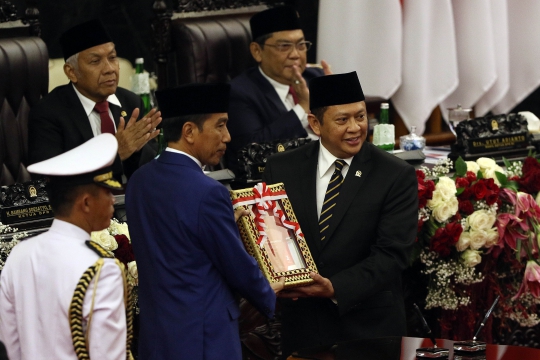 Jokowi Serahkan Nota Keuangan dan RUU APBN 2020 ke DPR