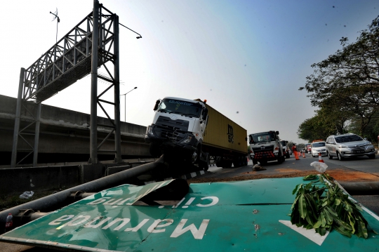 Sopir Ngantuk, Truk Kontainer Tabrak Pembatas Tol Tanjung Priok