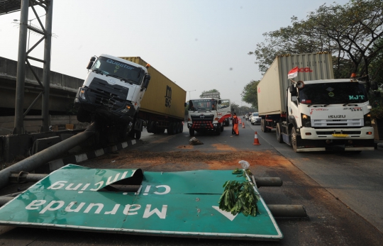 Sopir Ngantuk, Truk Kontainer Tabrak Pembatas Tol Tanjung Priok