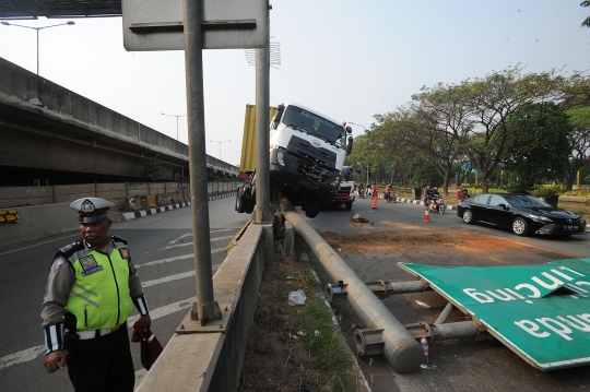 Sopir Ngantuk, Truk Kontainer Tabrak Pembatas Tol Tanjung Priok