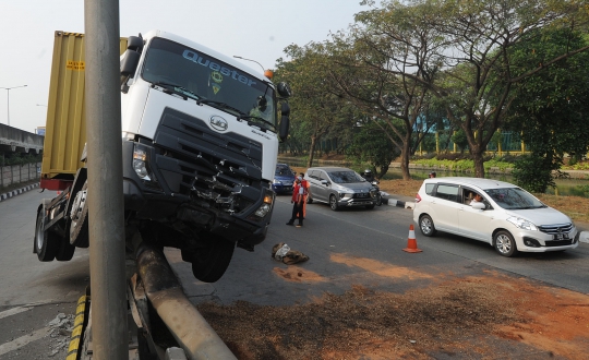 Sopir Ngantuk, Truk Kontainer Tabrak Pembatas Tol Tanjung Priok