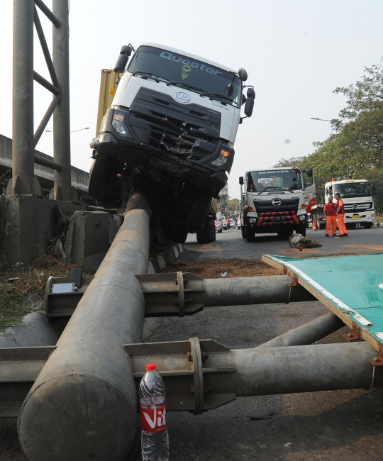 Sopir Ngantuk, Truk Kontainer Tabrak Pembatas Tol Tanjung Priok