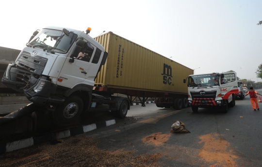 Sopir Ngantuk, Truk Kontainer Tabrak Pembatas Tol Tanjung Priok