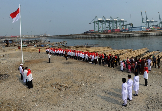 Khidmatnya Upacara HUT ke-74 RI di Pantai Cilincing