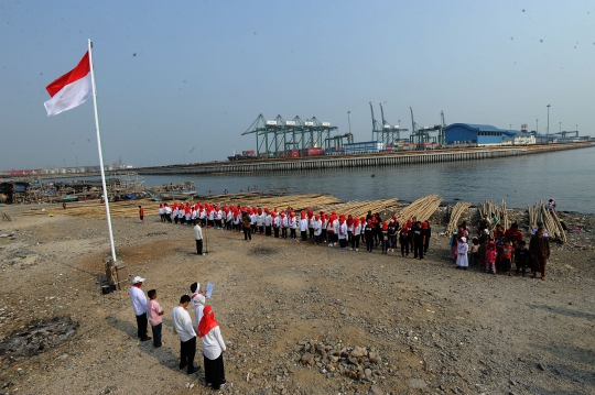 Khidmatnya Upacara HUT ke-74 RI di Pantai Cilincing