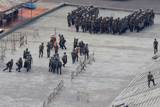 Intip Militer China Latihan Hadapi Demonstran di Perbatasan Hong Kong