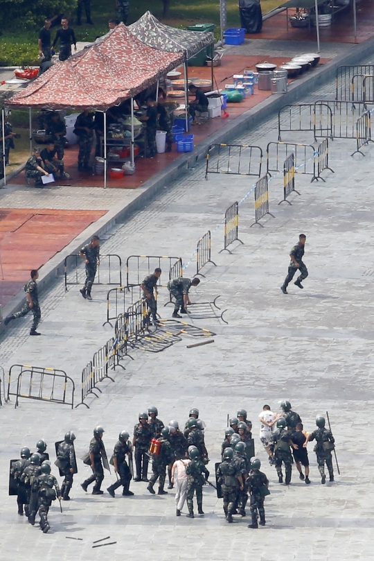 Intip Militer China Latihan Hadapi Demonstran di Perbatasan Hong Kong