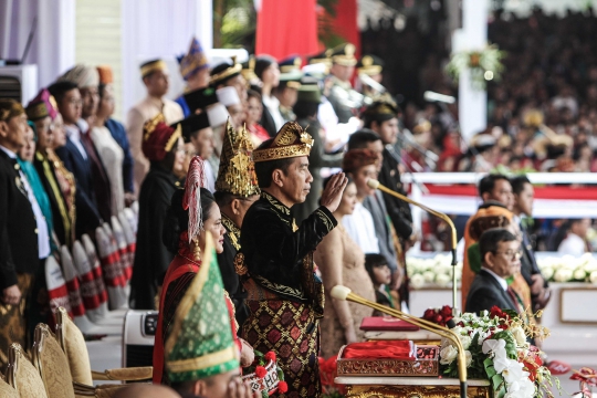 Gaya Jokowi Berbaju Adat Bali Saat Pimpin Upacara HUT RI di Istana