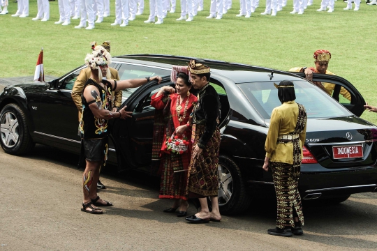 Gaya Jokowi Berbaju Adat Bali Saat Pimpin Upacara HUT RI di Istana