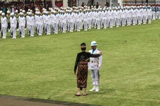 Gaya Jokowi Berbaju Adat Bali Saat Pimpin Upacara HUT RI di Istana