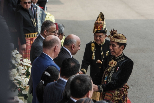 Gaya Jokowi Berbaju Adat Bali Saat Pimpin Upacara HUT RI di Istana