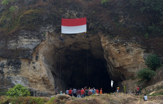 Melihat Pengibaran Bendera Merah Putih di Tebing Arpam