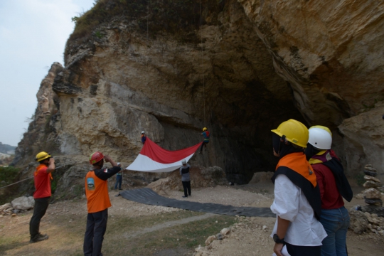 Melihat Pengibaran Bendera Merah Putih di Tebing Arpam