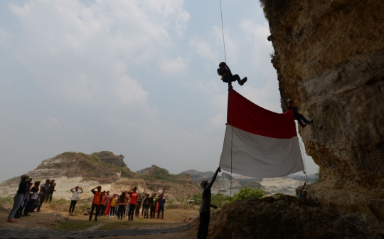 Melihat Pengibaran Bendera Merah Putih di Tebing Arpam