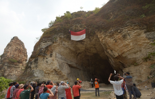 Melihat Pengibaran Bendera Merah Putih di Tebing Arpam