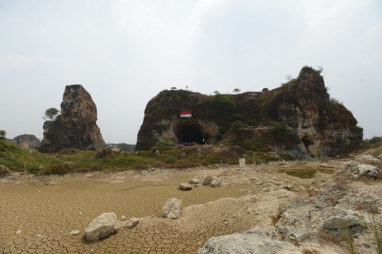 Melihat Pengibaran Bendera Merah Putih di Tebing Arpam