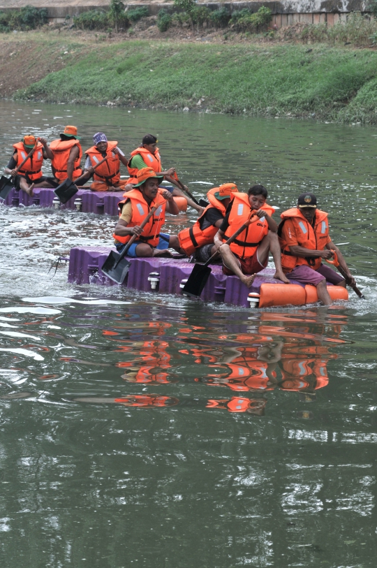 Keseruan Lomba Dayung di Kanal Banjir Timur