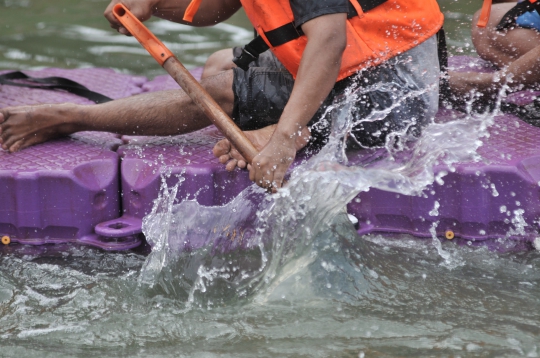 Keseruan Lomba Dayung di Kanal Banjir Timur
