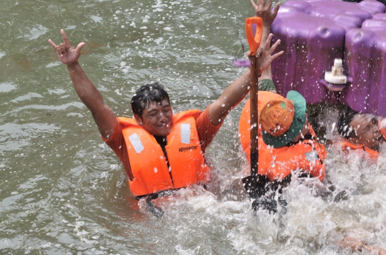 Keseruan Lomba Dayung di Kanal Banjir Timur