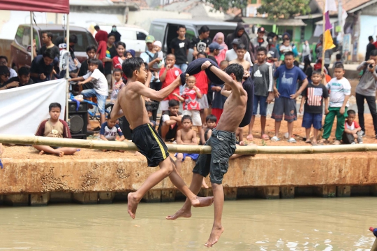 Lomba Pukul Bantal dan Jalan Pinang Meriahkan HUT RI di Kalimalang