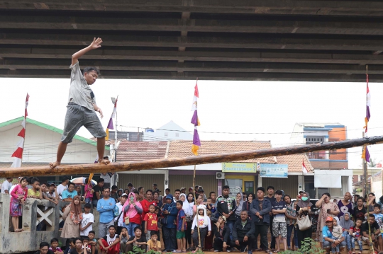 Lomba Pukul Bantal dan Jalan Pinang Meriahkan HUT RI di Kalimalang