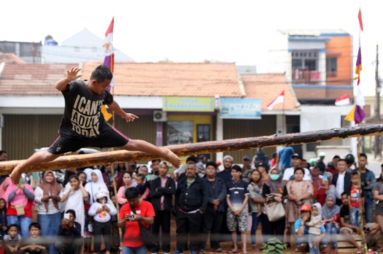 Lomba Pukul Bantal dan Jalan Pinang Meriahkan HUT RI di Kalimalang